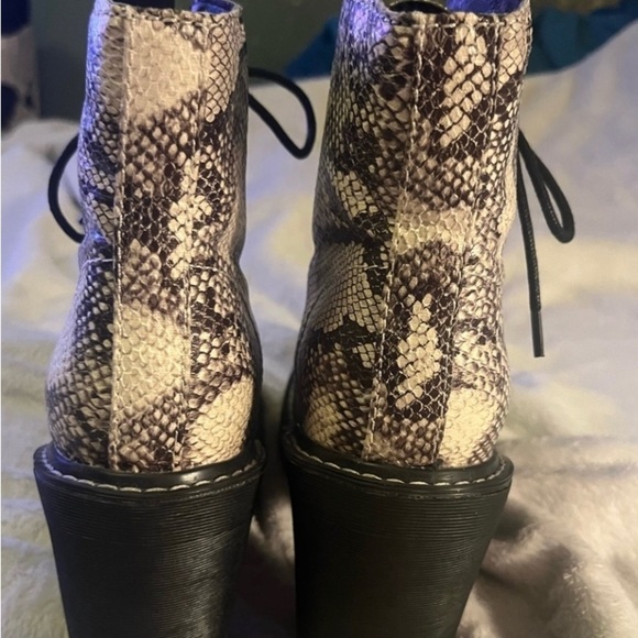 🌟HP🌟 SNAKESKIN PATTERN Archiee Platform Boots Chunky Block Heel 7.5 Punk Metal - Picture 6 of 15